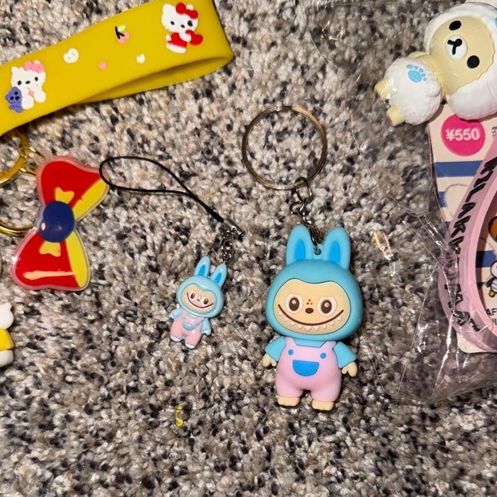 Cute Character Keychain Set labubu included - Picture 3 of 4